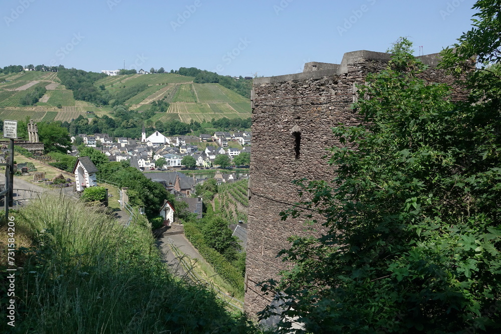 Fototapeta premium Der viereckige Turm in Zell an der Mosel