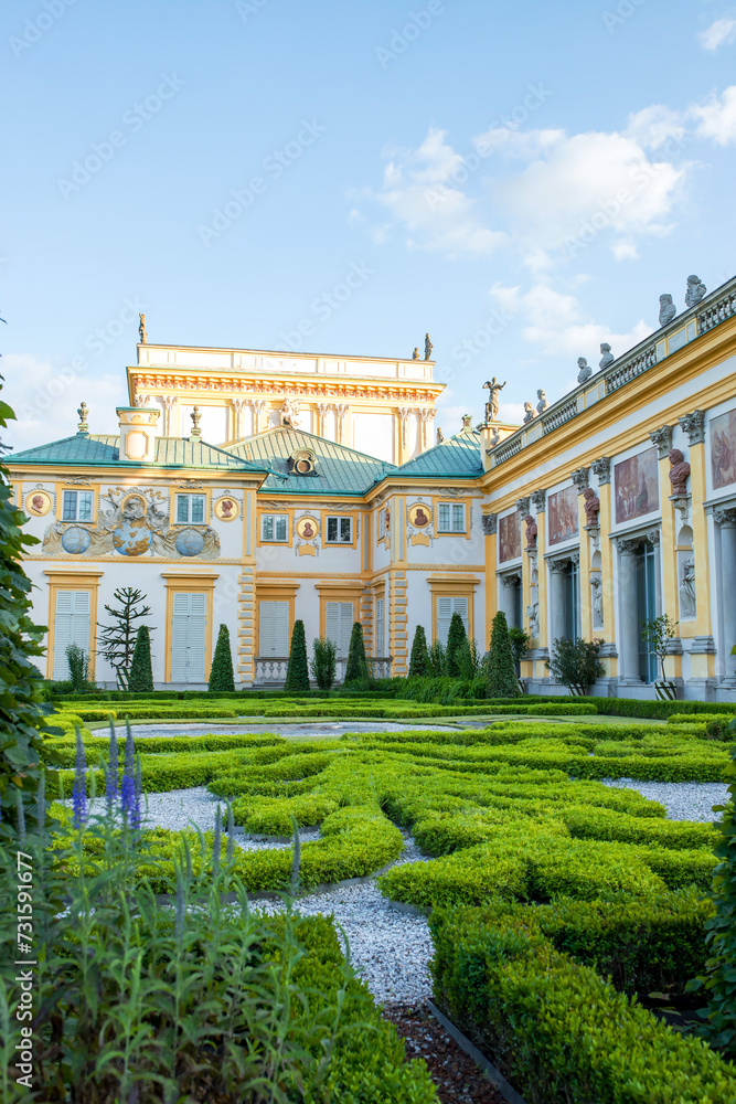 Obraz premium The royal Wilanow Palace in Warsaw, Poland. View of a gardens and facade.
