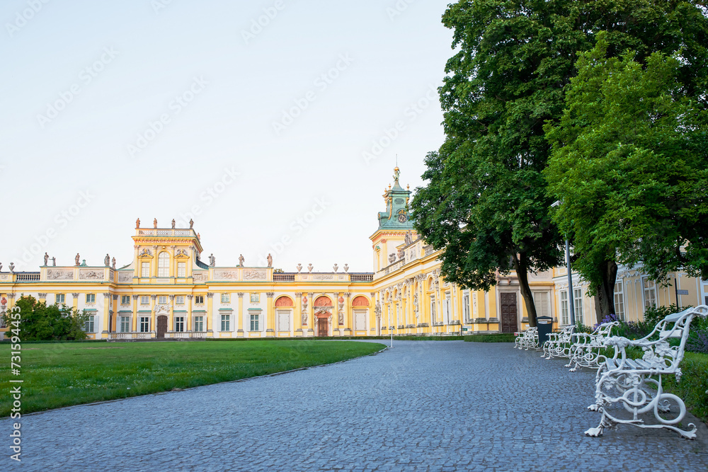 Obraz premium The royal Wilanow Palace in Warsaw, Poland. View of a gardens and facade.