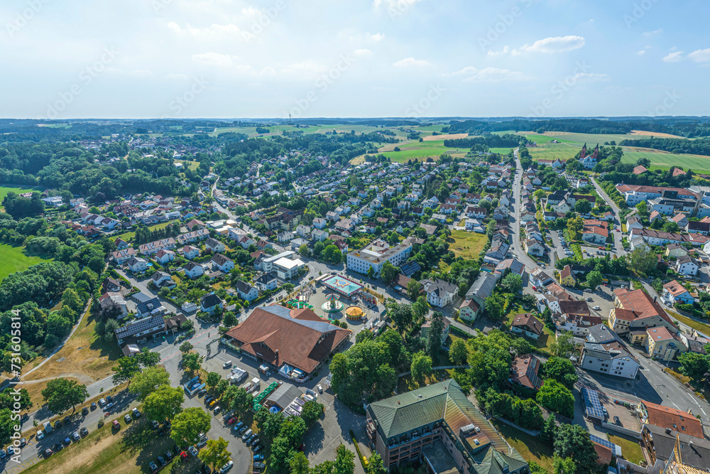 Luftaufnahme von Vilsbiburg im Landkreis Landshut, Blick über die Stadthalle nach Süden