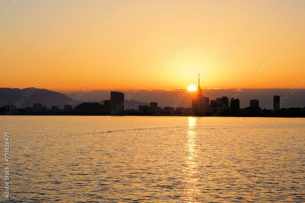 能古島から見た福岡市街の日の出