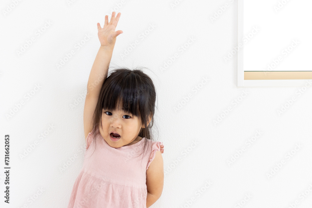 手を挙げている女の子(3歳、日本人) 手を挙げている女の子(3歳、日本人)