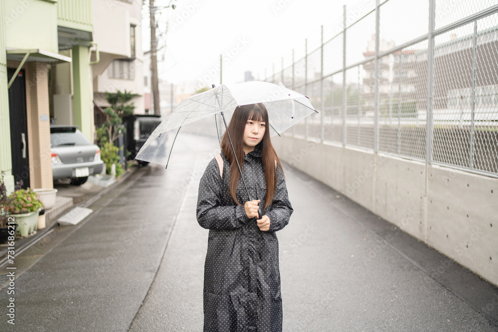 Fototapeta premium ビニール傘の女性