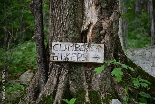 there is a sign on a tree that says climbber's hikers
