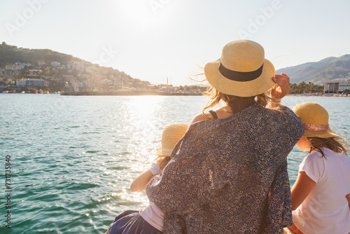 Canvas Print Family enjoying a sea boat ride with a view of a coastal city