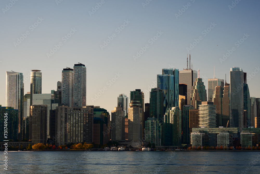 Fototapeta premium Toronto Skyline in an autumn sunny sunset