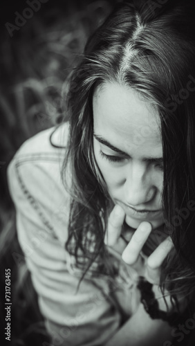 Visage de jeune femme pensive en extérieur - noir et blanc