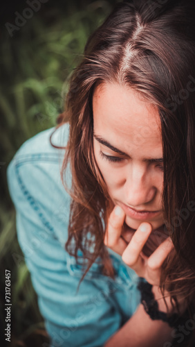Visage de jeune femme pensive en extérieur 