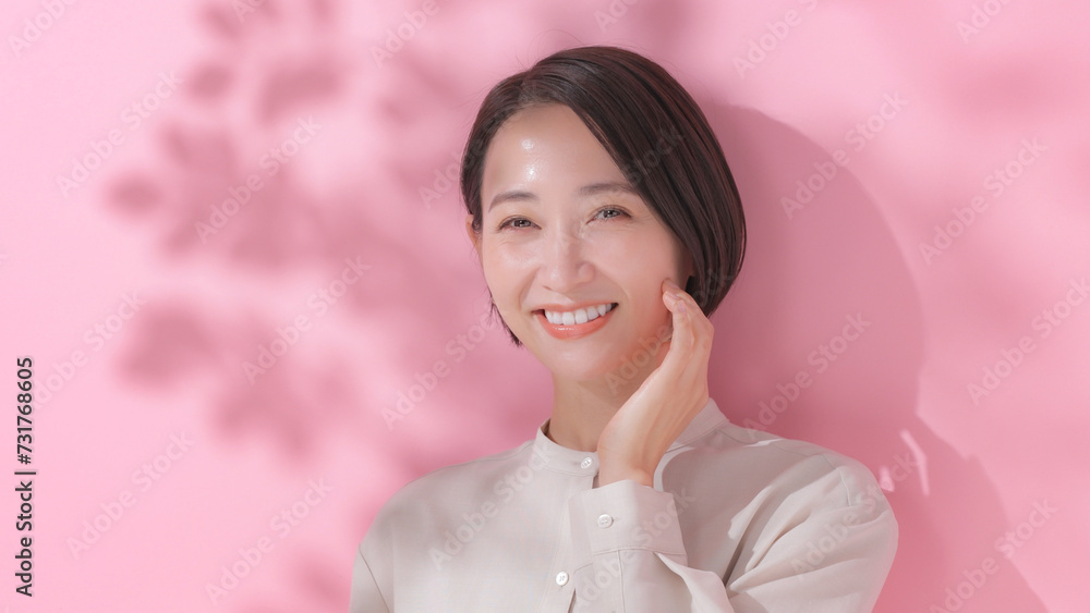 女性　ポートレート　スキンケア