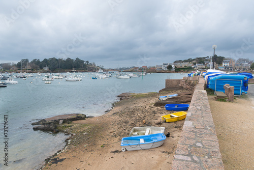 Annexes colorées dans le port de Ploumanac'h en Bretagne - France photo