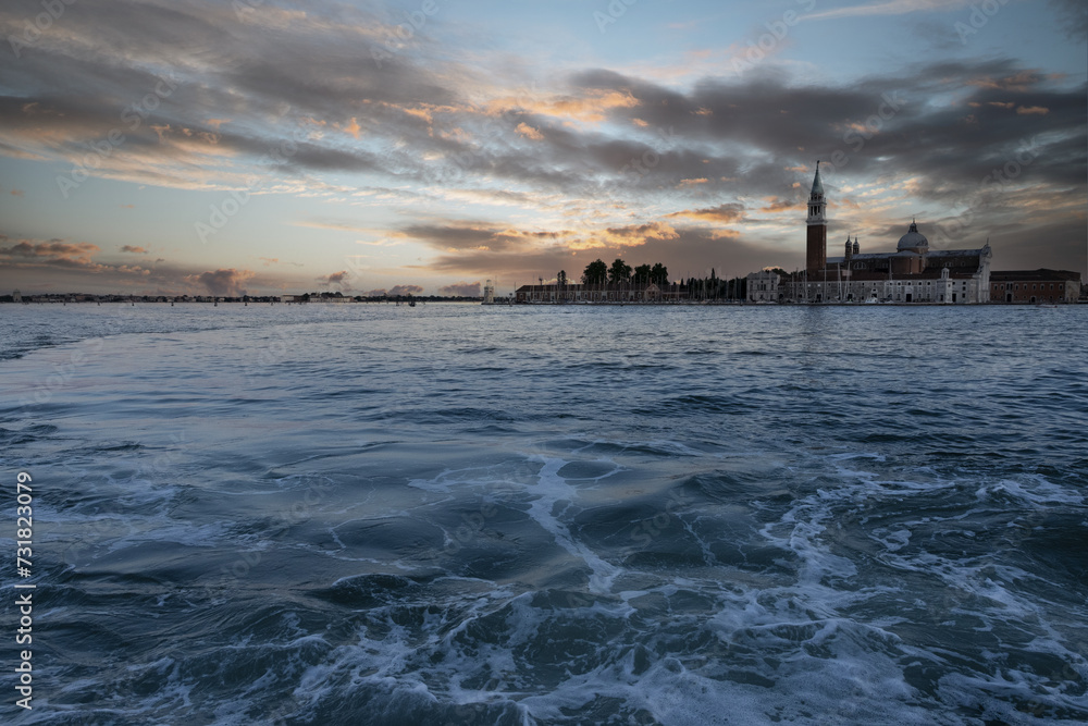 Bellissima veduta verso l'isola di San Giorgio Maggiore al tramonto
