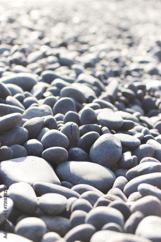 Obraz premium Close-up view of the multiple pebbles at a rocky beach