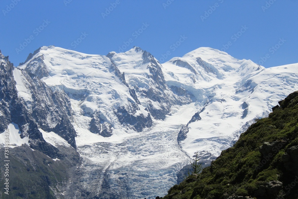 Obraz premium the beautiful snowy peaks of chamonix, france