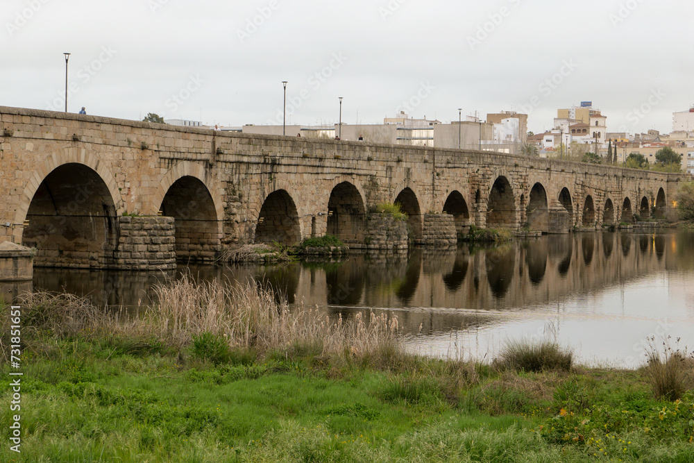 El Puente Romano, längste antike Römerbrücke über den Fluss Guadiana in Mérida, Extremadura ist auf dem Pilgerweg Via de la Plata von Sevilla nach Santiago de Compostela