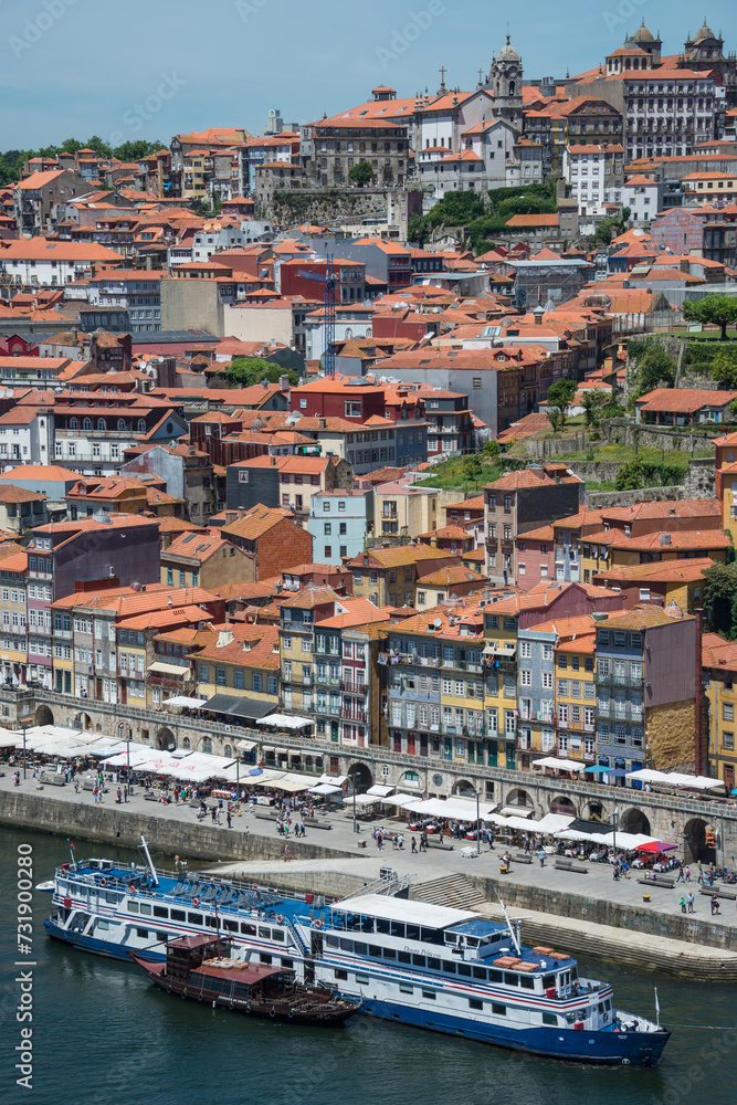 Puerto fluvial y vista de la ciudad de Oporto en Portugal