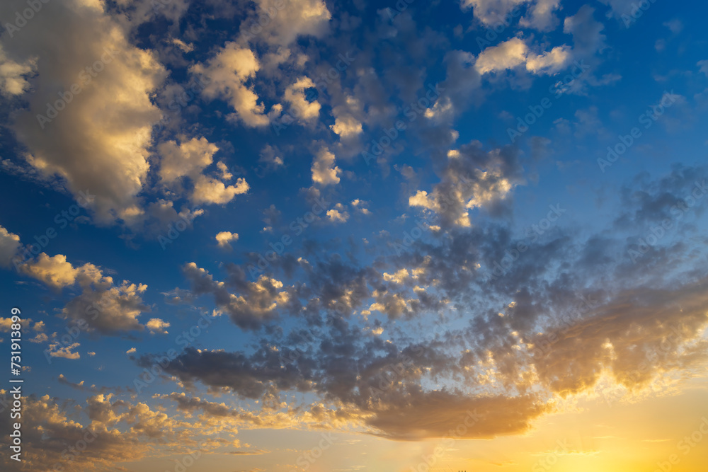 Obraz premium Beautiful sky with cloud before sunset