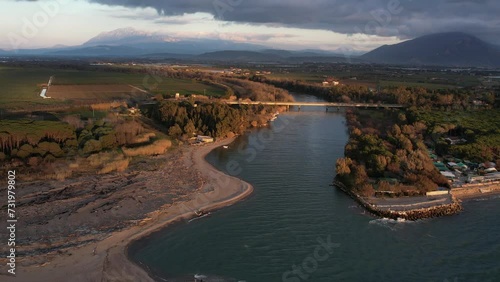 Drone: vista su Foce del fiume Sele, Campania, Italia. movimento verso la foce. luce al tramonto.
