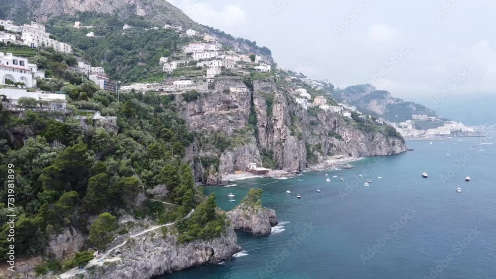 drone: vista su Costiera amalfitana. barche nel mare azzurro e case. Campania, Italia drone: vista su Costiera amalfitana. barche nel mare azzurro e case. Campania, Italia