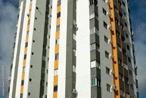 Edifício residencial alto com vários apartamentos.  photo