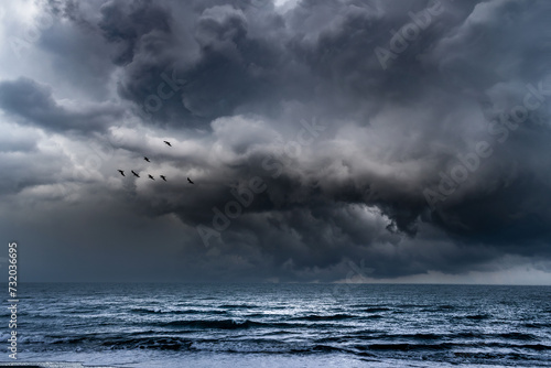 Il mare in tempesta, nuvole nere si abbattono sull'Adriatico photo