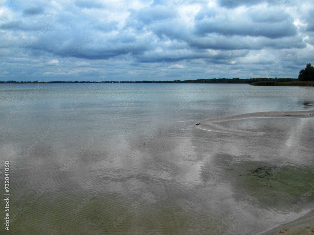 Fototapeta premium Overcast Sky Over Peaceful Lake