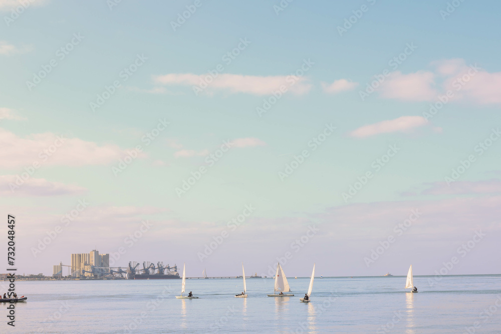 Obraz premium Paisagem do mar na Europa em um dia tranquilo e sereno, mar, barcos 