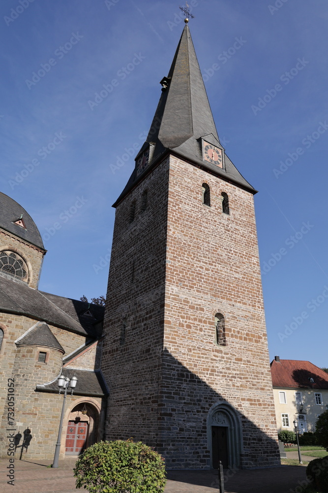 Blick auf die Katholische Pfarrkirche St. Blasius im Zentrum der Stadt Balve im Sauerland Blick auf die Katholische Pfarrkirche St. Blasius im Zentrum der Stadt Balve im Sauerland