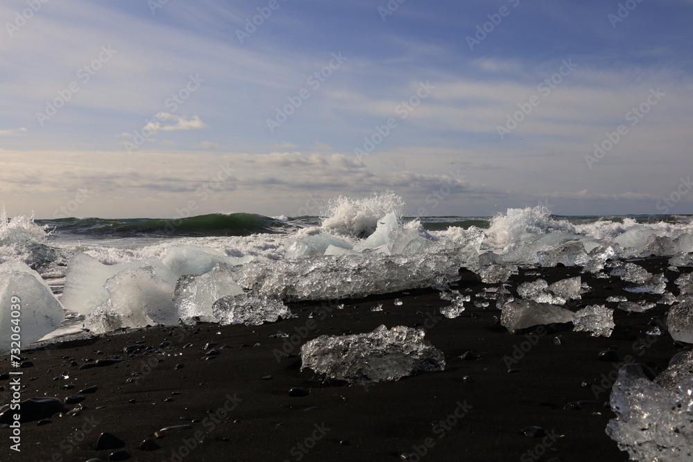 Obraz premium View on a iceberg on the Diamond Beach located south of the Vatnajökull glacier between the Vatnajökull National Park and the town of Höfn