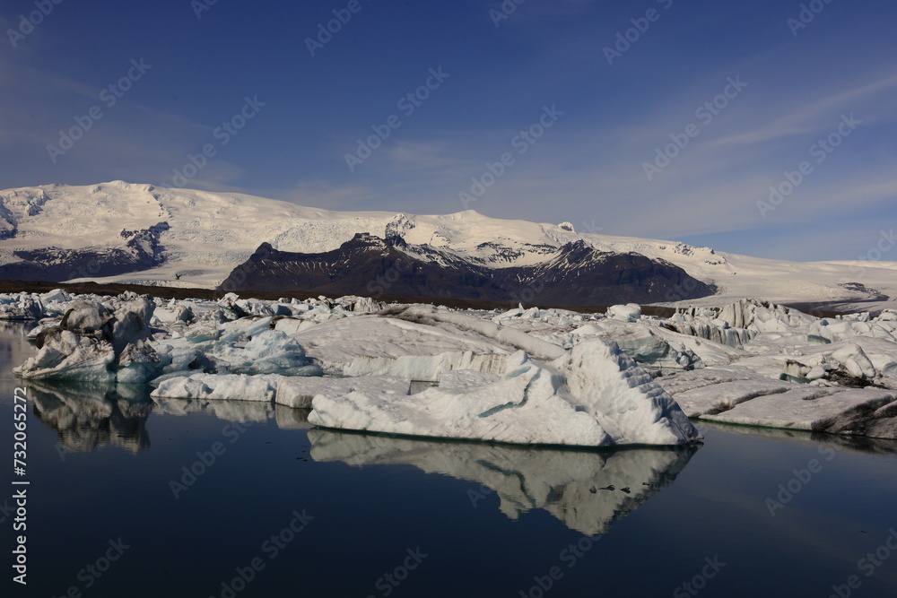 Obraz premium Jökulsárlón is a large glacial lake in southern part of Vatnajökull National Park, Iceland