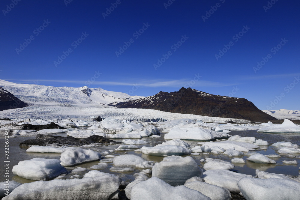 Obraz premium Fjallsárlón is a glacier lake at the south end of the Icelandic glacier Vatnajökull