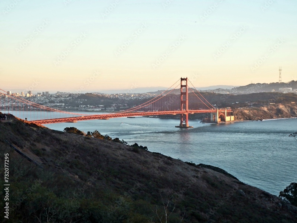 Obraz premium A rising shot of golden gate Bridge at all its cinematic glory.
