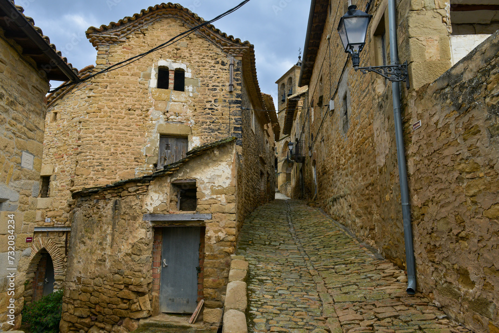 panoramique d'une ruelle d'un vieux village de colline dans le pays de Navarre en Espagne