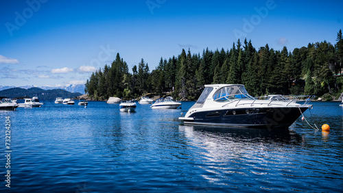 Botes Cruzando el Lago