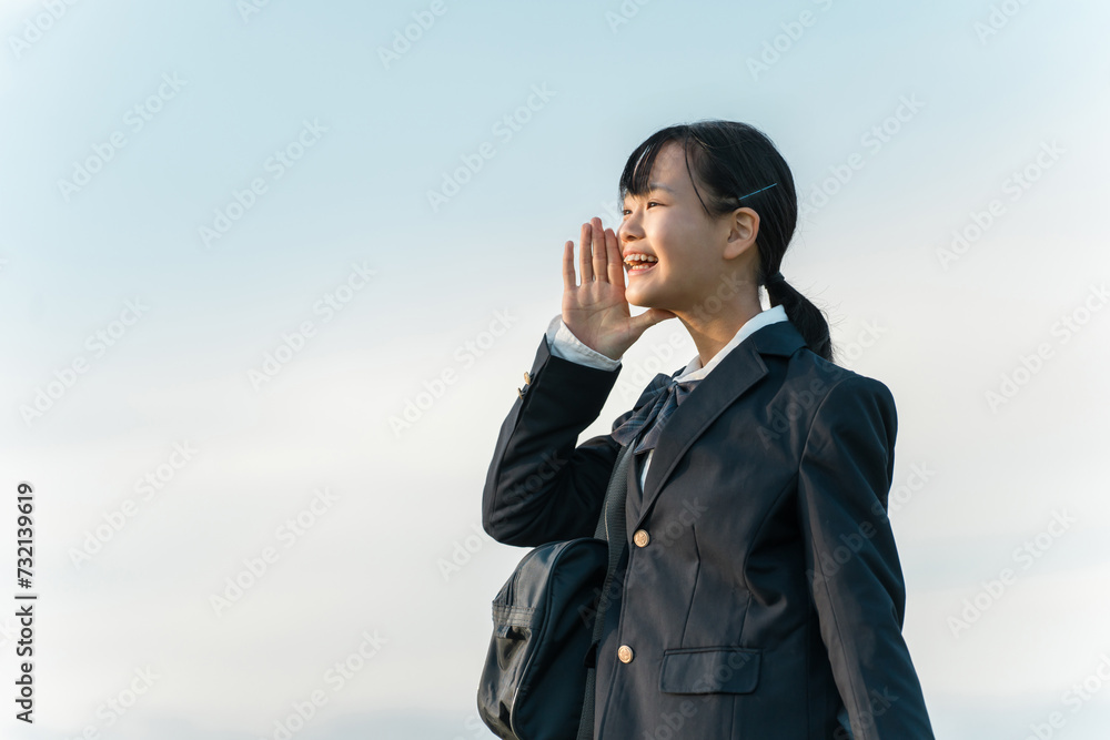 制服姿の中学生・高校生の女の子・女子高生（叫ぶ・伝える・教える）
