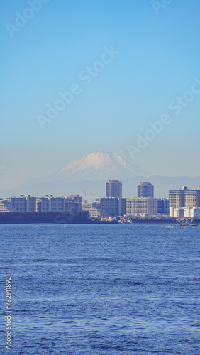 日本の風景｜千葉県・茜浜緑地からみた富士山と浦安の街並み © aomas