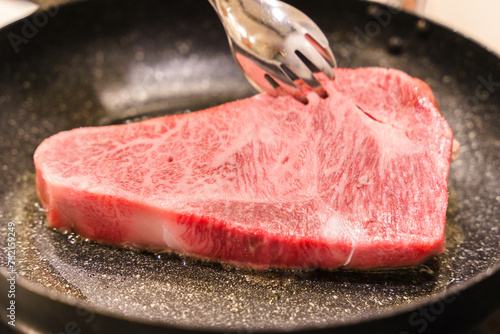 Photos 霜降りぎ牛ステーキをフライパンで焼く