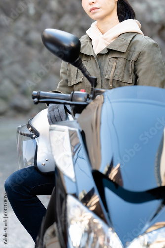 オートバイに乗る女性