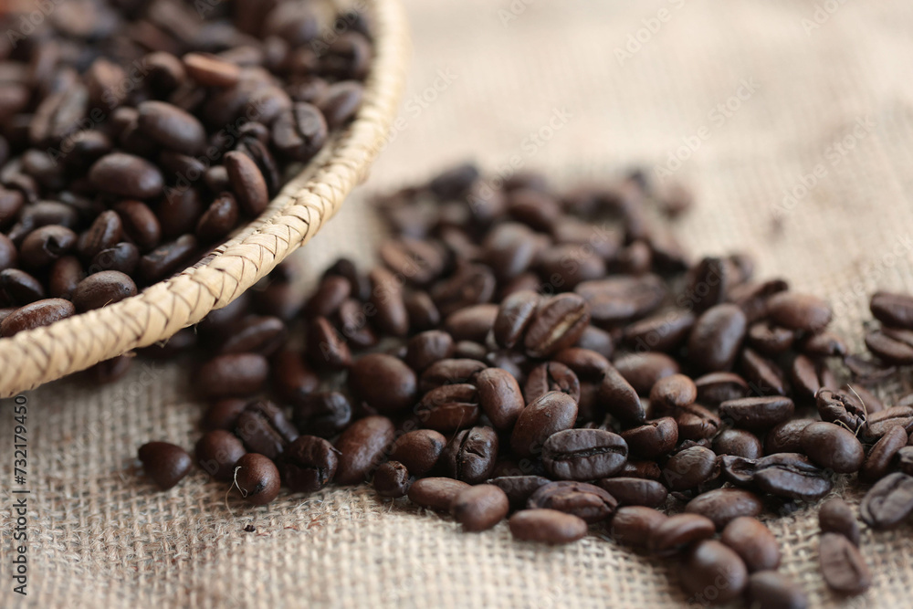 手編みのザルに盛られたコーヒー豆 手編みのザルに盛られたコーヒー豆