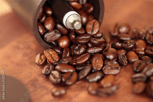 コーヒーミルから溢れでるコーヒー豆