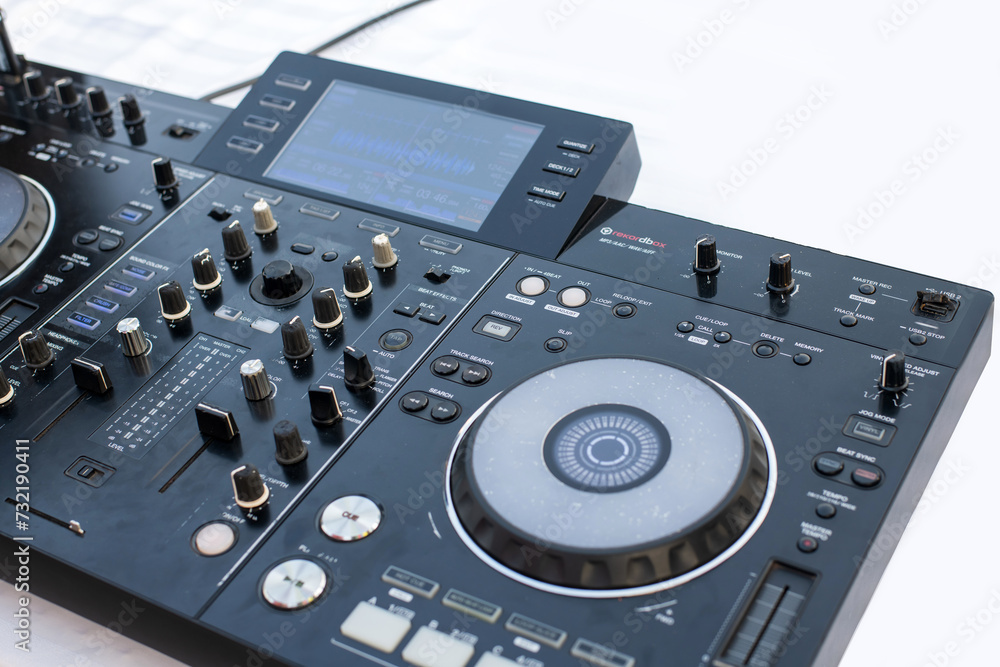 Obraz premium A dJ mixer on a white table