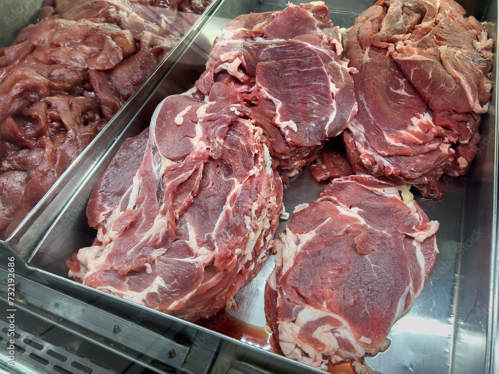 Carne cortada en bisteck de res en carnicería para su venta en charola lista para vender y asar carne cruda magra