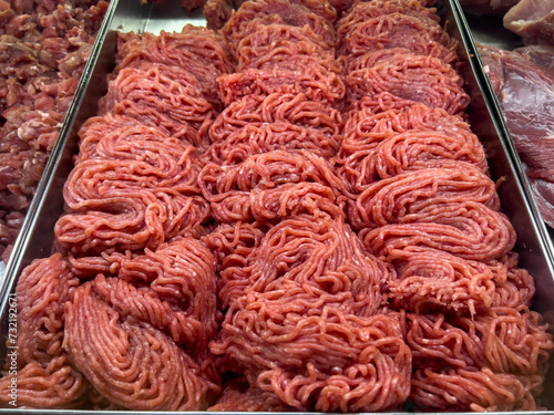 Konstfotografi Charola con carne molida cruda en carnicería lista para ser vendida al público k