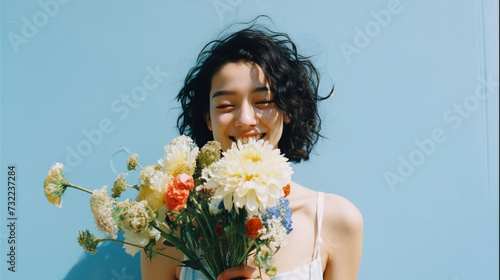 笑顔で花束を持つ女性