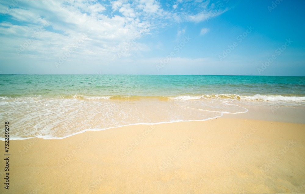 Obraz premium Beautiful horizon Landscape summer panorama front view point tropical sea beach white sand clean and blue sky background calm Nature ocean Beautiful wave water travel at Sai Kaew Beach thailand