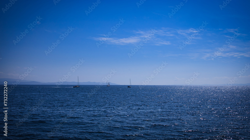 青い海と青い空の夏のバカンス