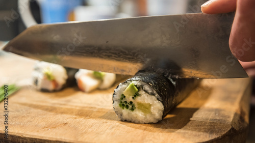 krojenie rolek sushi tradycyjnym nożem japońskim