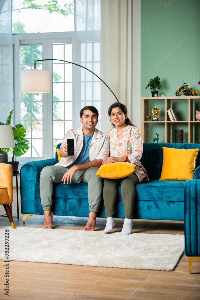 Obraz premium Indian Mother and son using smartphone.