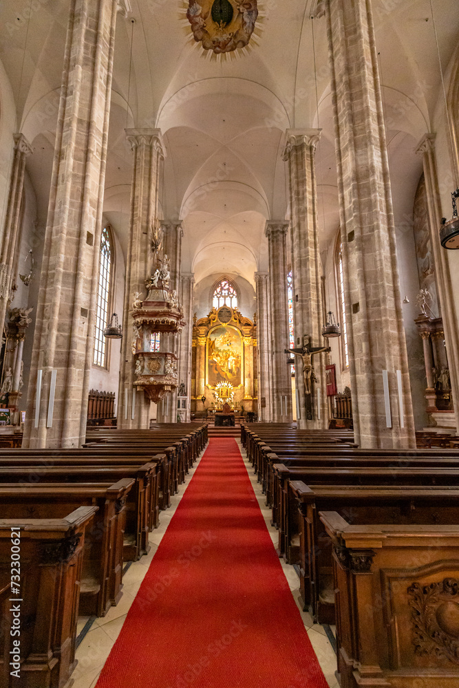 im Inneren der St. Othmar Kirche in Mödling Niederösterreich