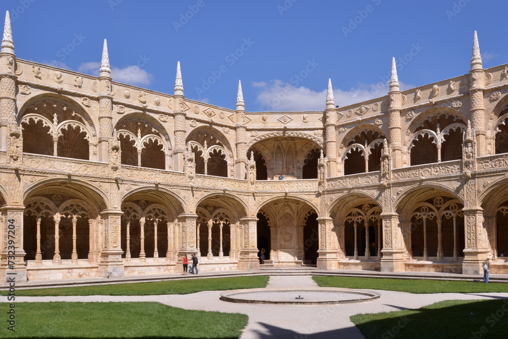 Patio interior y jardines, en el Monasterio de los Jerónimos de Lisboa, Portugal