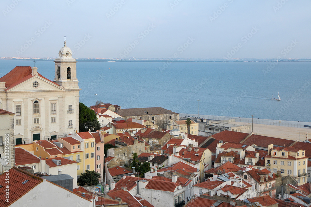 Vista del barrio de Alfama y la iglesia de San Estevao junto al río Tajo en la ciudad de Lisboa, Portugal